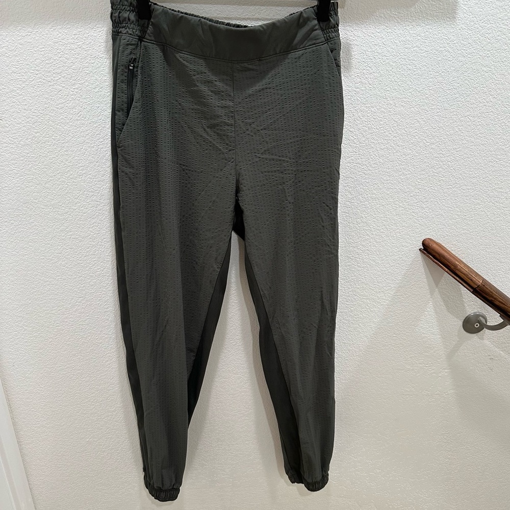 Athleta textured Brooklyn joggers olive size 8
